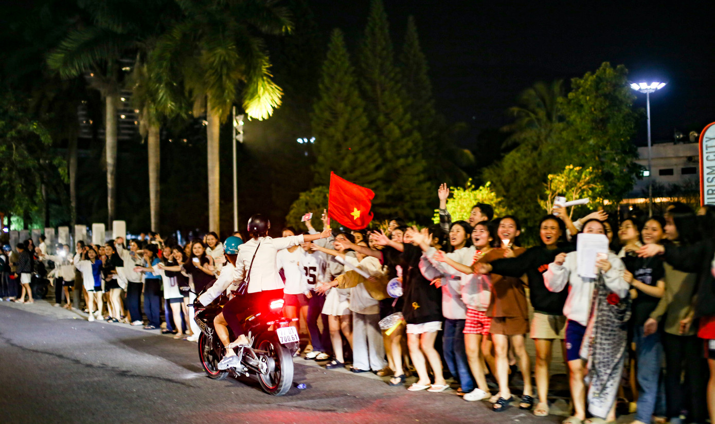 &quot;Biển người&quot; đổ ra tuyến đường biển Quy Nhơn để ăn mừng chiến thắng. Ảnh: Trương Định