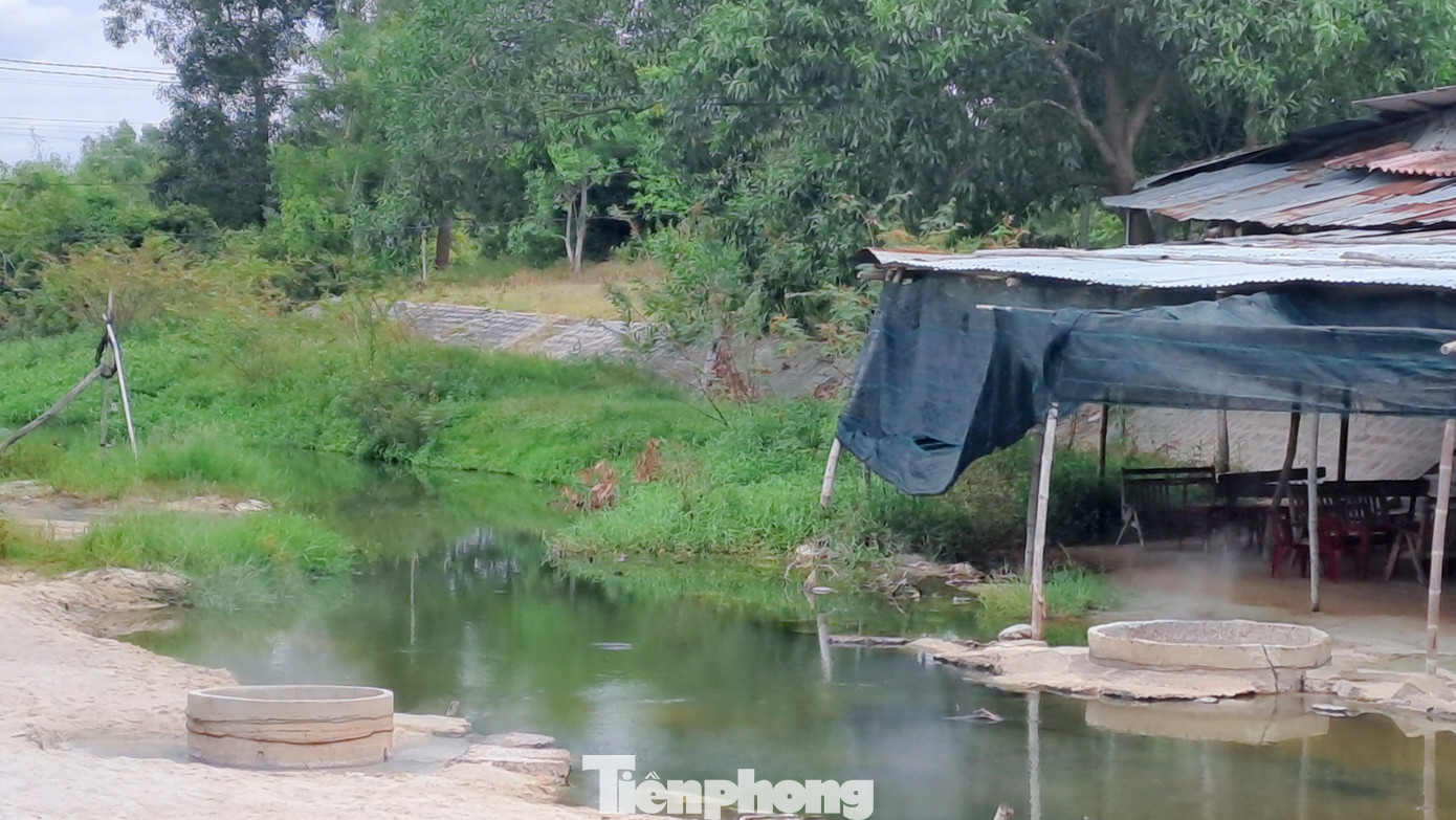 Từng làn khói bốc lên tạo khung cảnh đẹp như mơ tại suối nước nóng Hội Vân. (Ảnh: Trương Định).