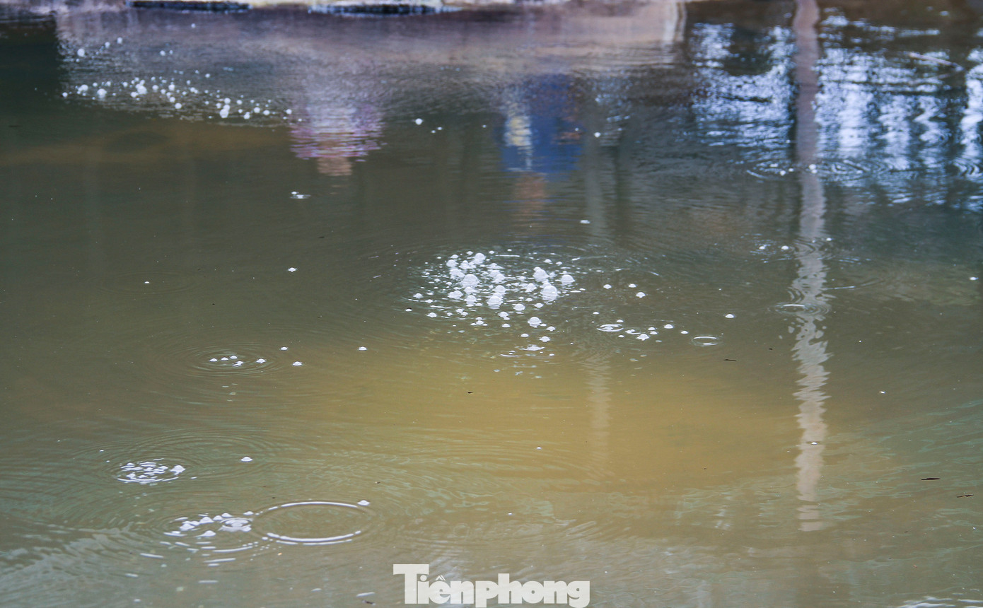 Nước nóng tạo bọt khí sủi. (Ảnh: Trương Định).