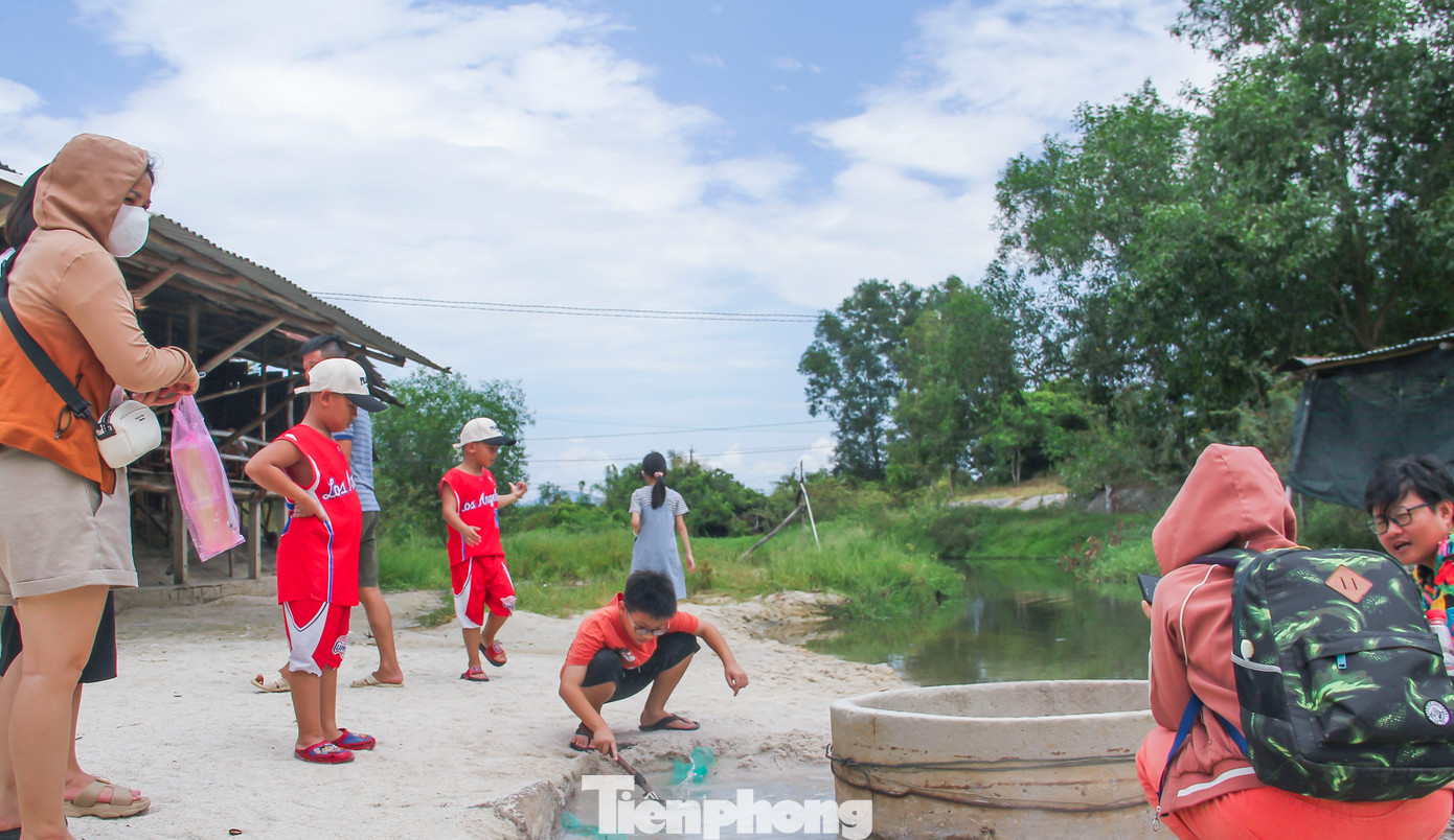 Du khách, đặc biệt các em nhỏ tỏ ra rất thích thú khi trải nghiệm tận tay luộc trứng dưới dòng nước nóng tự nhiên. (Ảnh: Trương Định).