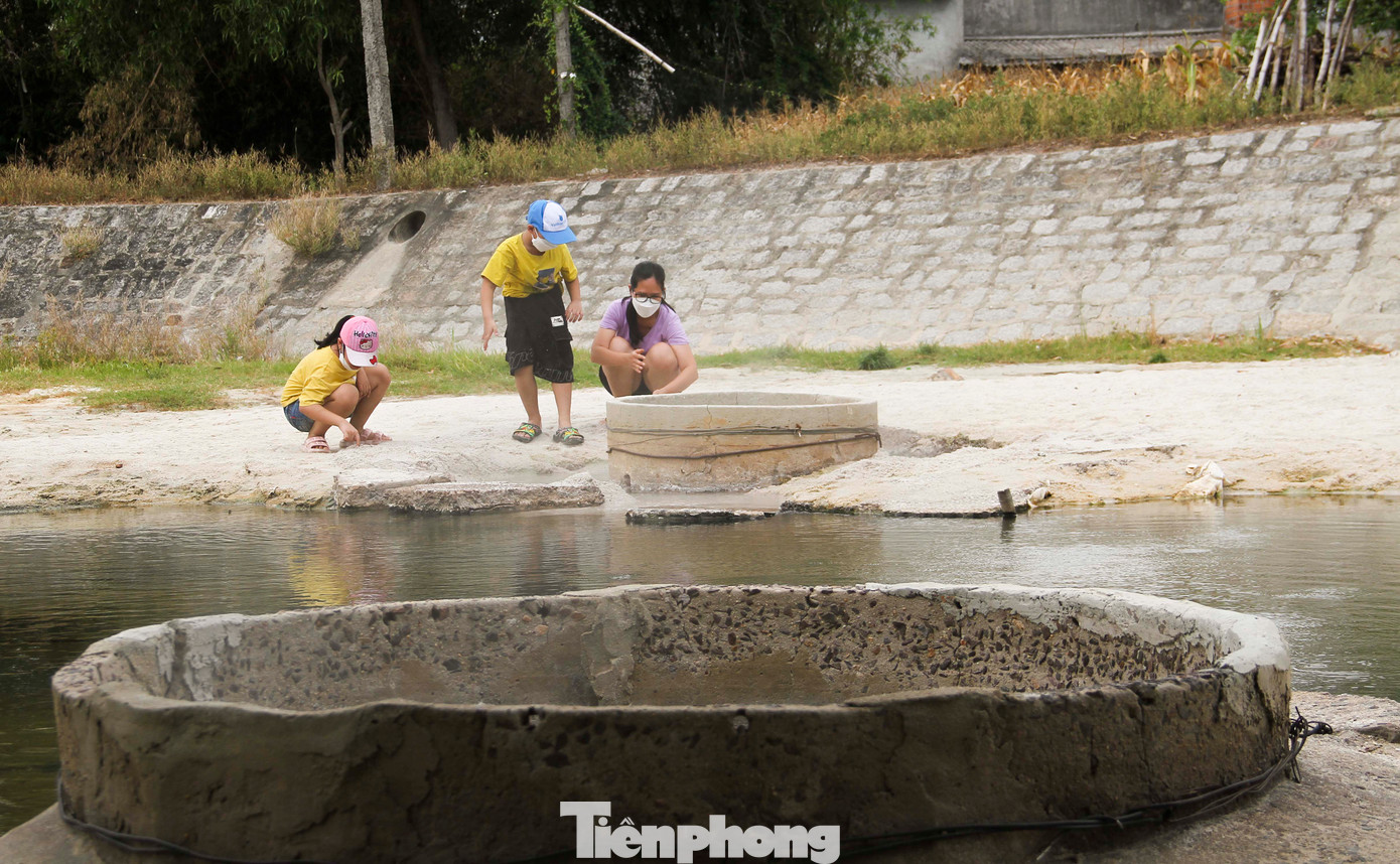 Các em nhỏ rất thích thú khi cùng với gia đình trải nghiệm luộc trứng tại suối nước nóng Hội Vân. (Ảnh: Trương Định)