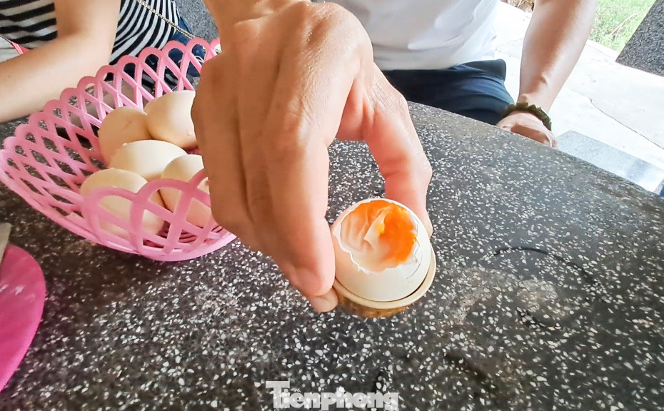 Trứng chín lòng đào khi được luộc dưới suối nước nóng tự nhiên khoảng 10 phút. (Ảnh: Trương Định)