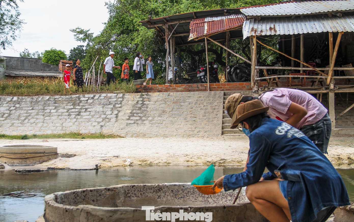 Du khách đổ về suối nước nóng Hội Vân dịp 2/9. (Ảnh: Trương Định)