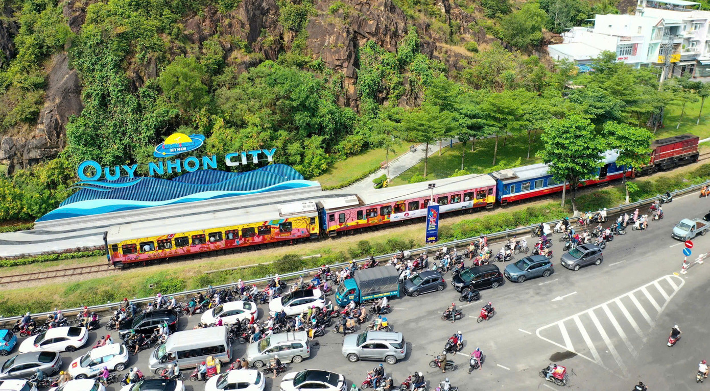 Tàu du lịch Quy Nhơn - Diêu Trì với hành trình qua các điểm đến nổi tiếng sẽ bắt đầu phục vụ hành khách từ 1/6. Ảnh: N.D. Tàu du lịch Quy Nhơn - Diêu Trì với hành trình qua các điểm đến nổi tiếng sẽ bắt đầu phục vụ hành khách từ 1/6. Ảnh: N.D.