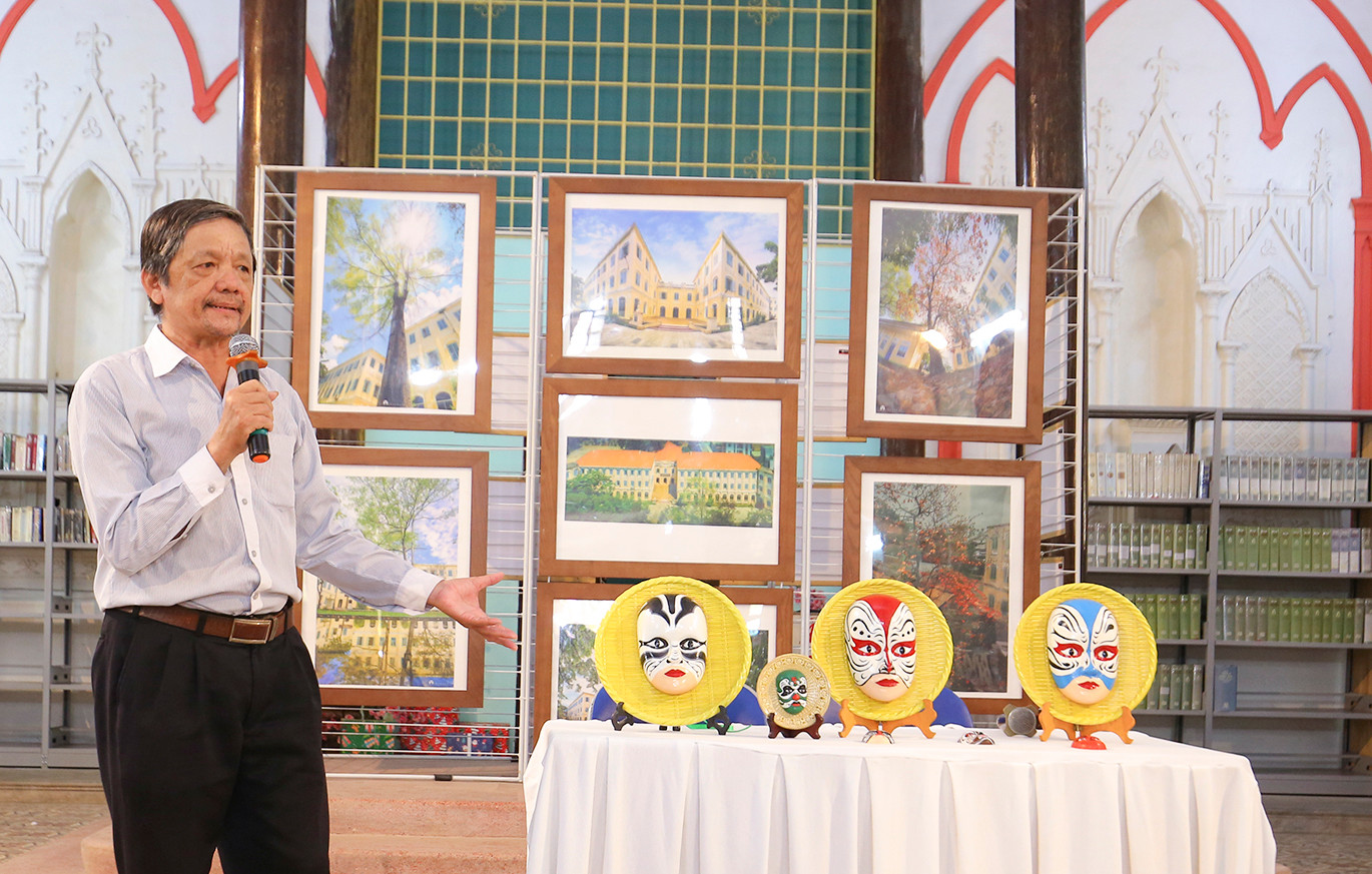 Trưng bày hàng trăm chiếc mặt nạ tuồng do ông Trần Ngọc Vân sáng tác. Ảnh: T.H. Trưng bày hàng trăm chiếc mặt nạ tuồng do ông Trần Ngọc Vân sáng tác. Ảnh: T.H.