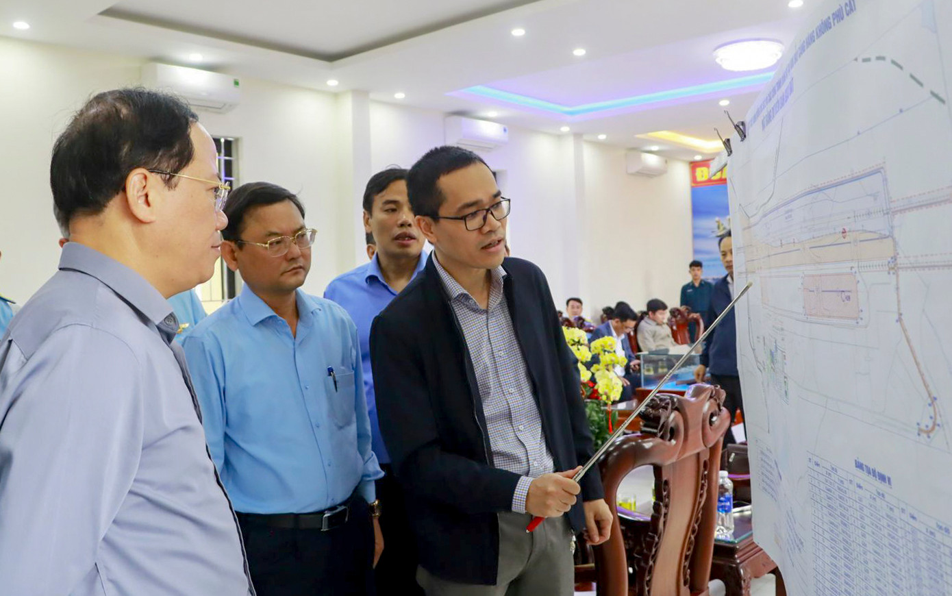 Lãnh đạo UBND tỉnh Bình Định nghe đơn vị tư vấn báo cáo các hạng mục dự kiến triển khai dự án.