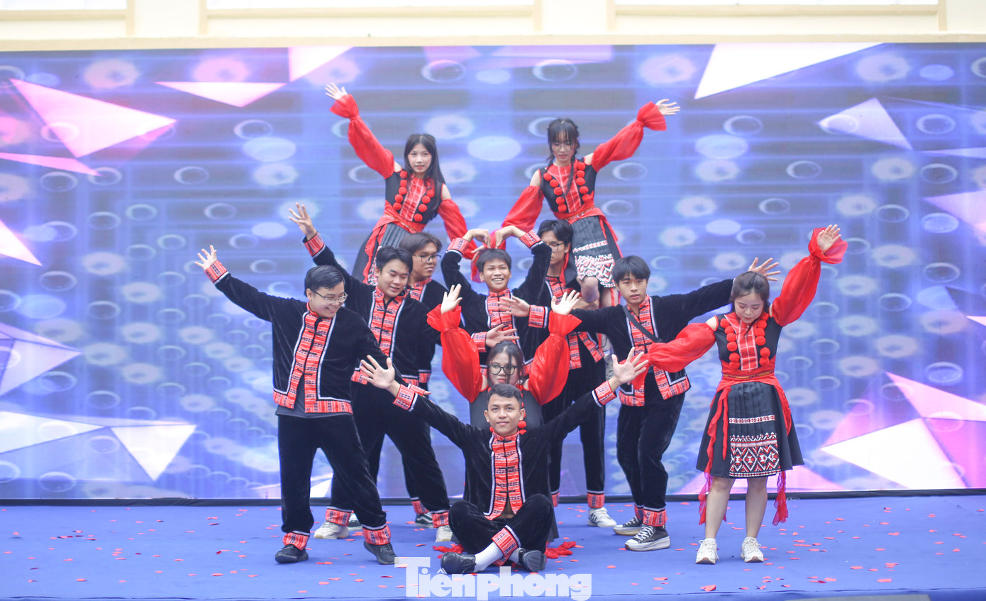 Tiết mục dự thi của các bạn sinh viên trên địa bàn tỉnh Bình Định. Ảnh: Trương Định Tiết mục dự thi của các bạn sinh viên trên địa bàn tỉnh Bình Định. Ảnh: Trương Định