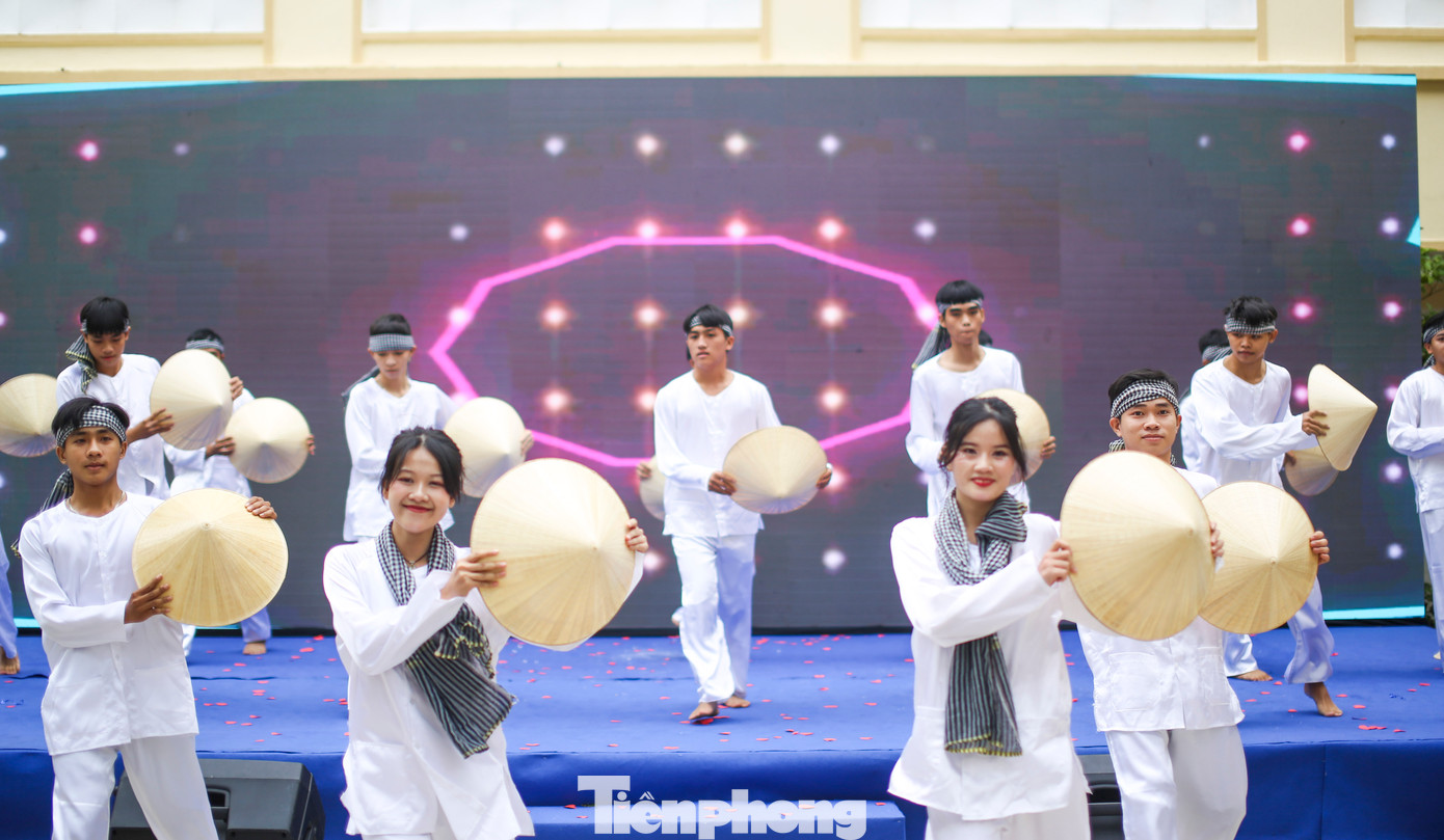 Tiết mục dự thi của các bạn sinh viên trên địa bàn tỉnh Bình Định. Ảnh: Trương Định Tiết mục dự thi của các bạn sinh viên trên địa bàn tỉnh Bình Định. Ảnh: Trương Định