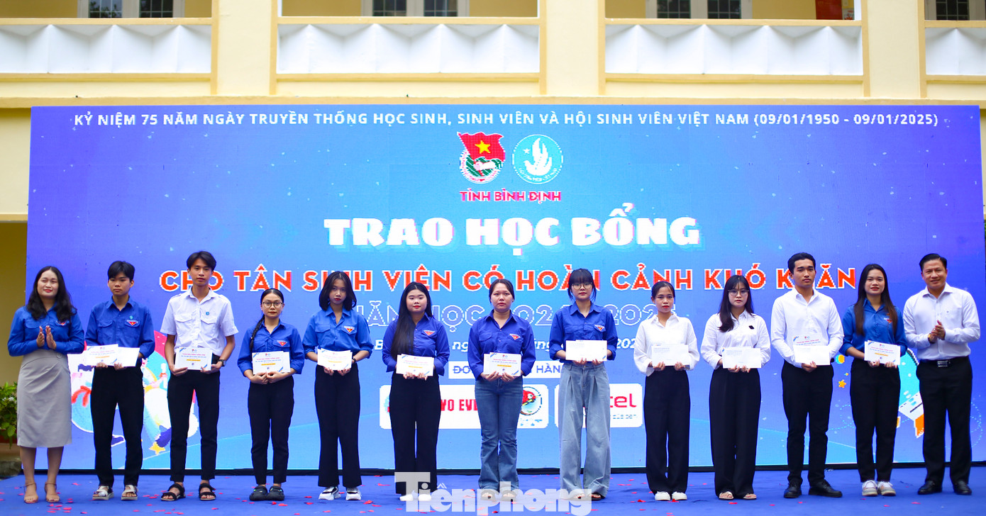 Trao học bổng cho tân sinh viên có hoàn cảnh khó khăn. Ảnh: Trương Định Trao học bổng cho tân sinh viên có hoàn cảnh khó khăn. Ảnh: Trương Định