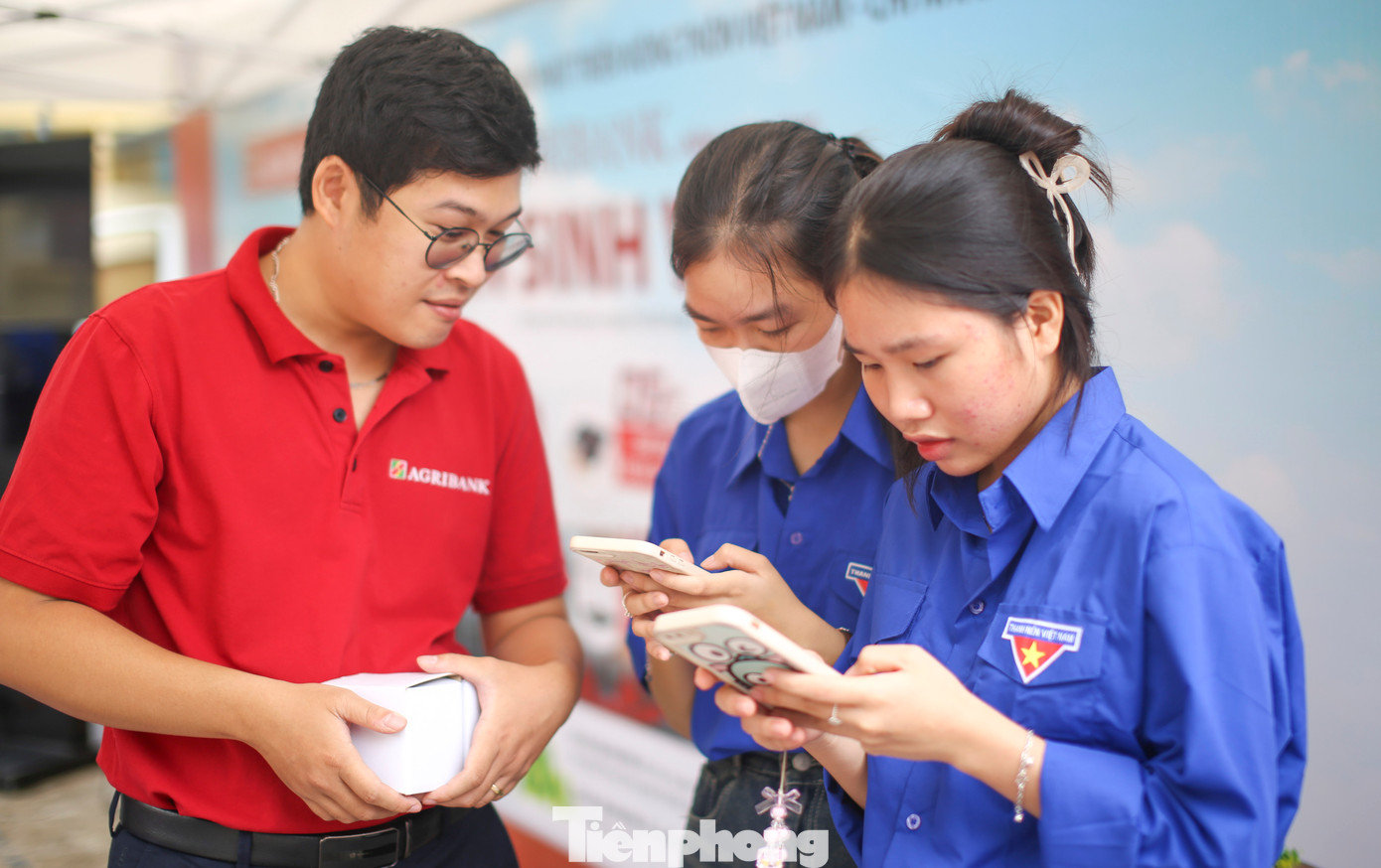 Phối hợp với các ngân hàng, hướng dẫn sử dụng chữ ký số cá nhân, tài khoản thanh toán điện tử cho các bạn sinh viên. Phối hợp với các ngân hàng, hướng dẫn sử dụng chữ ký số cá nhân, tài khoản thanh toán điện tử cho các bạn sinh viên.