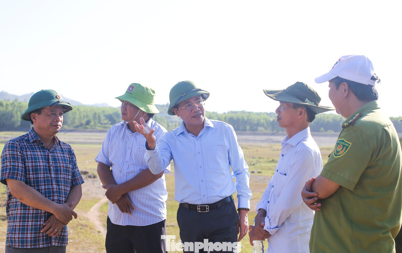 Chủ tịch UBND tỉnh Bình Định Phạm Anh Tuấn (ở giữa), ông Nguyễn Tuấn Thanh (bên trái) cùng lãnh đạo Sở NN&PTNT, Chi cục Kiểm lâm tỉnh tại buổi kiểm tra. Ảnh: Trương Định Chủ tịch UBND tỉnh Bình Định Phạm Anh Tuấn (ở giữa), ông Nguyễn Tuấn Thanh (bên trái) cùng lãnh đạo Sở NN&PTNT, Chi cục Kiểm lâm tỉnh tại buổi kiểm tra. Ảnh: Trương Định