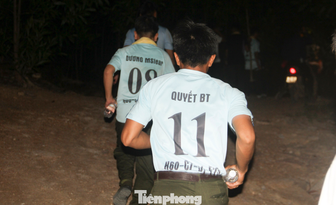 Không khí khẩn trương tại nơi xảy ra vụ cháy rừng. Ảnh: Trương Định