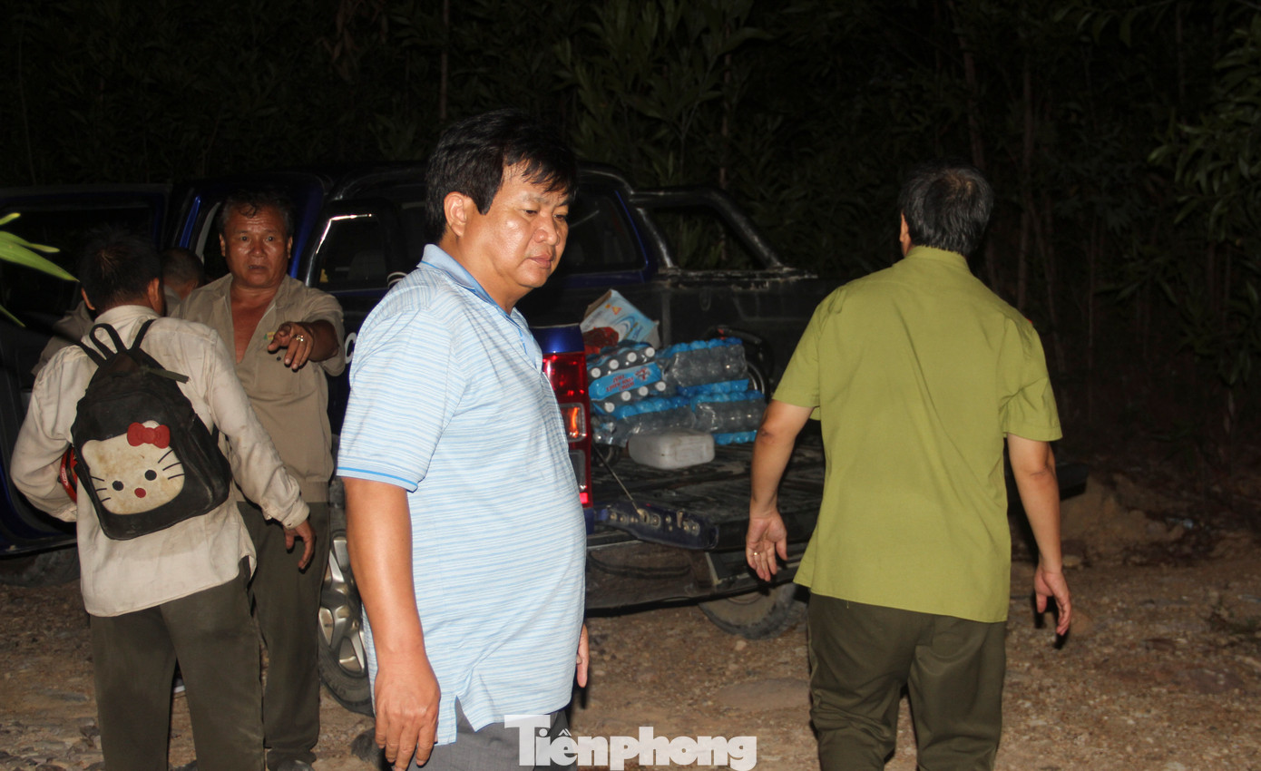 Ngay trong tối, ông Trần Văn Phúc - Giám đốc Sở Nông nghiệp và Phát triển nông thôn (NN&amp;PTNT) tỉnh Bình Định (áo xanh da trời) có mặt tại hiện trường để chỉ đạo công tác chữa cháy. Ảnh: Trương Định