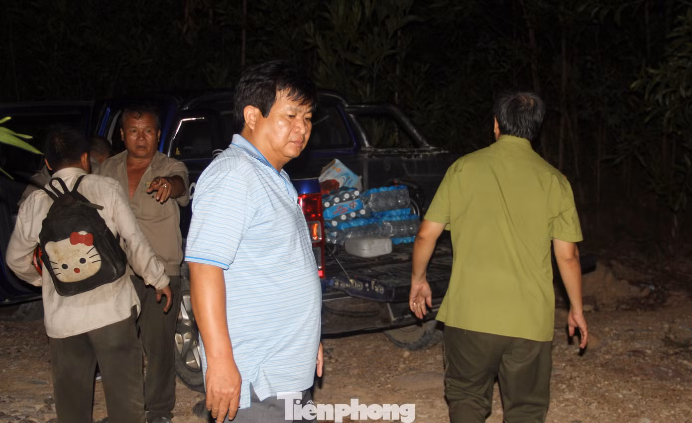 Ngay trong tối, ông Trần Văn Phúc - Giám đốc Sở Nông nghiệp và Phát triển nông thôn (NN&amp;PTNT) tỉnh Bình Định (áo xanh da trời) có mặt tại hiện trường để chỉ đạo công tác chữa cháy. Ảnh: Trương Định