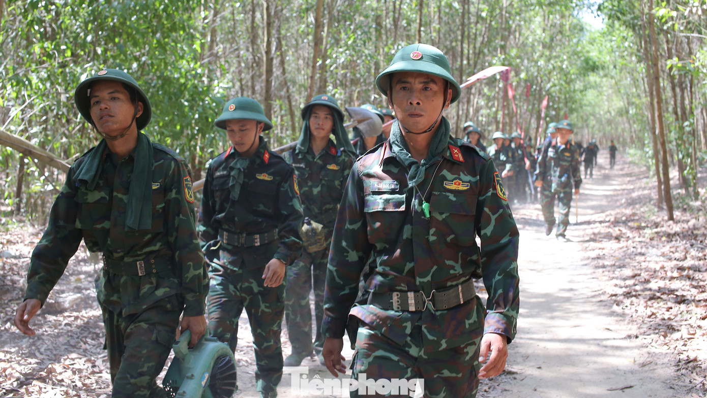 Các lực lượng tiếp tục được tăng cường đến hiện trường chữa cháy. Ảnh: Trương Định Các lực lượng tiếp tục được tăng cường đến hiện trường chữa cháy. Ảnh: Trương Định