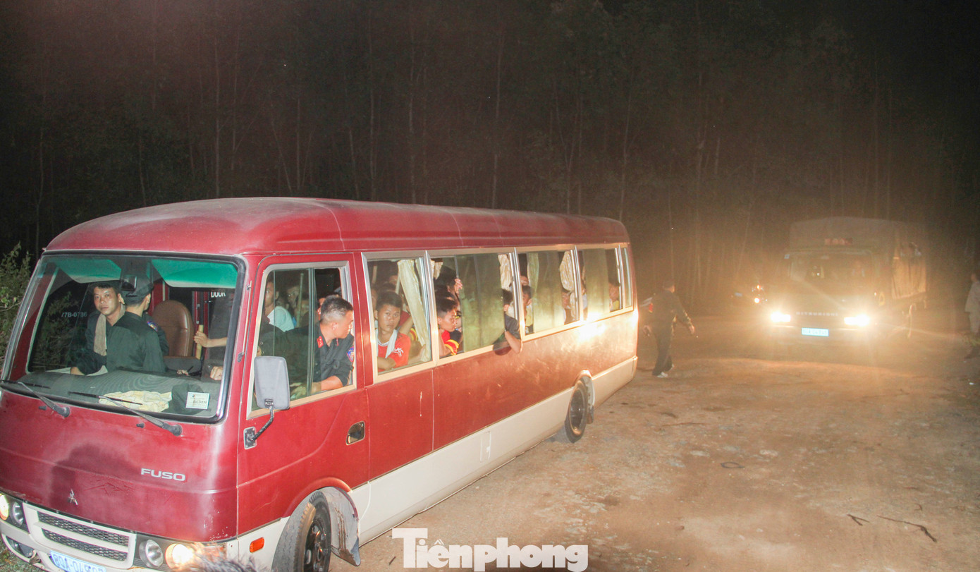 Đêm khuya ngày 3/6, khoảng 200 cán bộ chiến sĩ thuộc Trung đoàn Cảnh sát cơ động Nam Trung Bộ (ở phường Bùi Thị Xuân, TP. Quy Nhơn, Bình Định) được tăng cường thêm đến hiện trường vụ cháy rừng xảy ra ở núi Chóp Vung để tham gia dập lửa. Ảnh: Trương Định