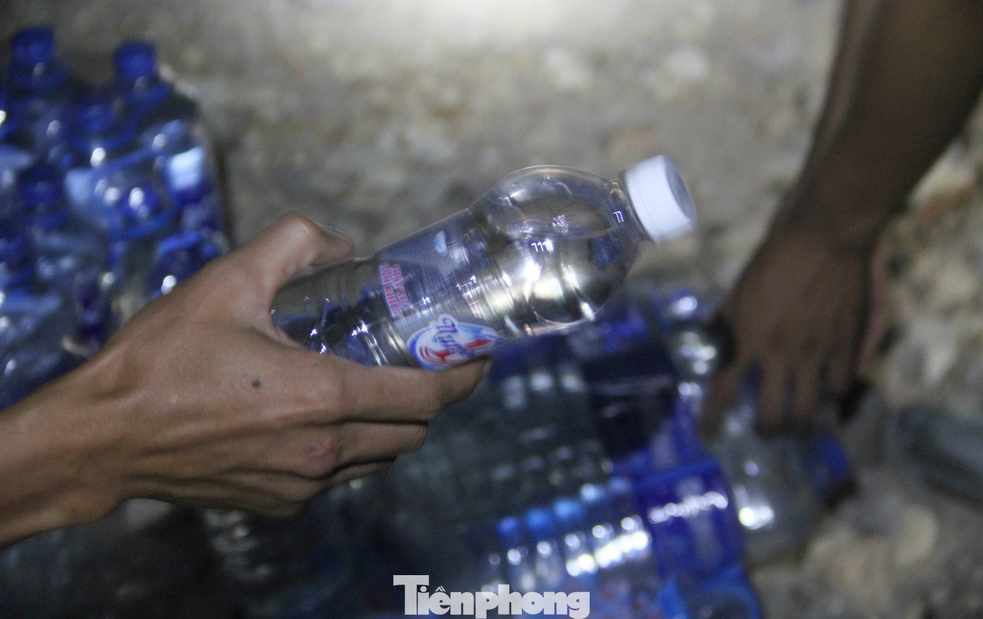 Theo ông Lê Đức Sáu - Chi cục trưởng Chi cục Kiểm lâm tỉnh Bình Định, rừng bị cháy là bạch đàn. Do thời tiết khô, hanh nóng và lớp thực bì dưới tán rừng dễ bắt lửa nên đám cháy bùng phát mạnh mẽ. Diện tích bị cháy là rừng trồng của các hộ dân và một công ty trên địa bàn. Ảnh: Trương Định