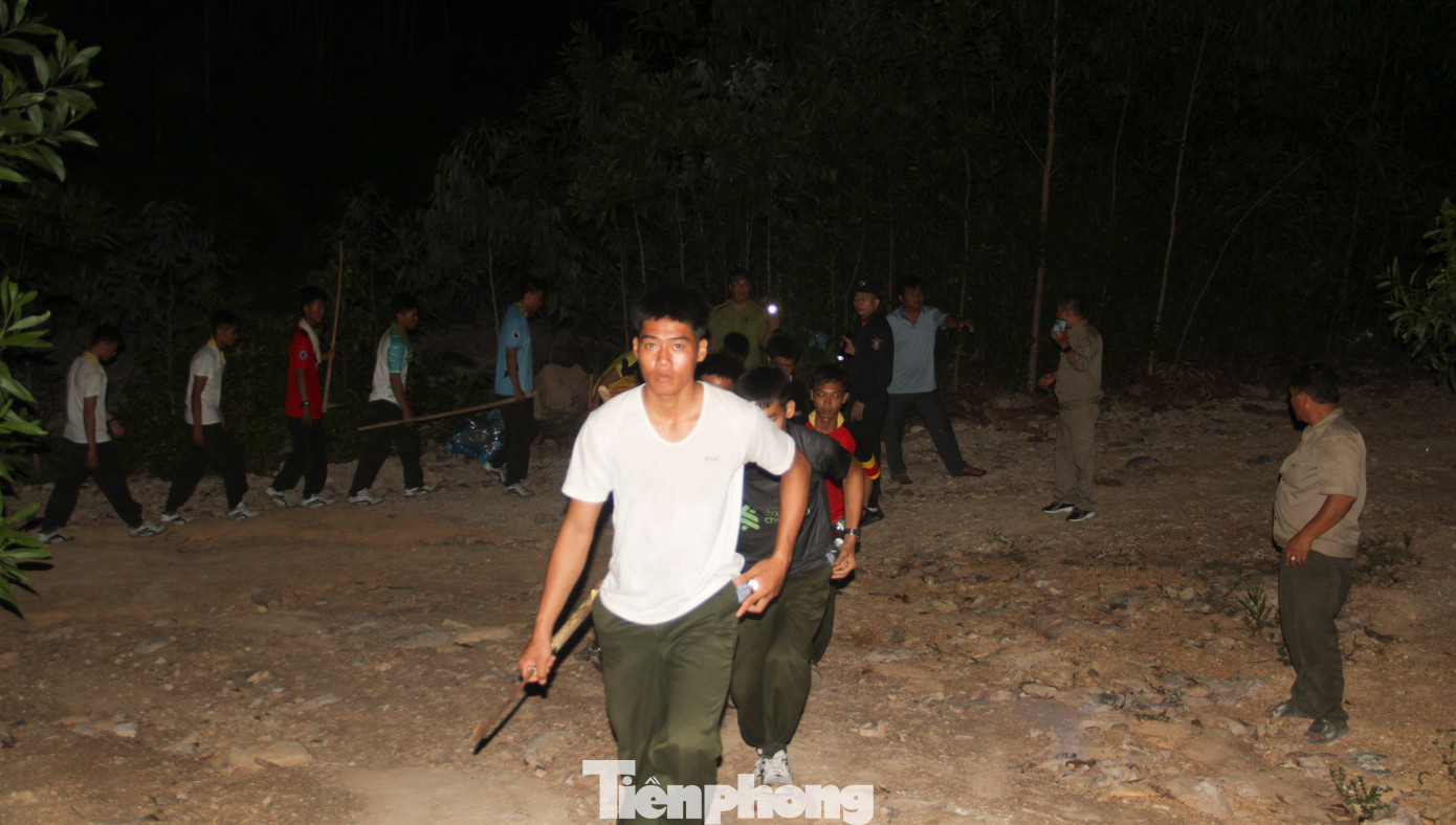 Trung tá Nguyễn Anh Quân - Tiểu đoàn trưởng, Tiểu đoàn 1, Trung đoàn Cảnh sát cơ động Nam Trung Bộ - cho biết, ngay sau tiếp nhận thông tin vụ cháy, với chức năng nhiệm vụ trong việc tham gia cứu nạn, cứu hộ, đơn vị đã huy động khoảng 300 cán bộ, chiến sĩ cùng các phương tiện đến hiện trường dập lửa. Ảnh: Trương Định