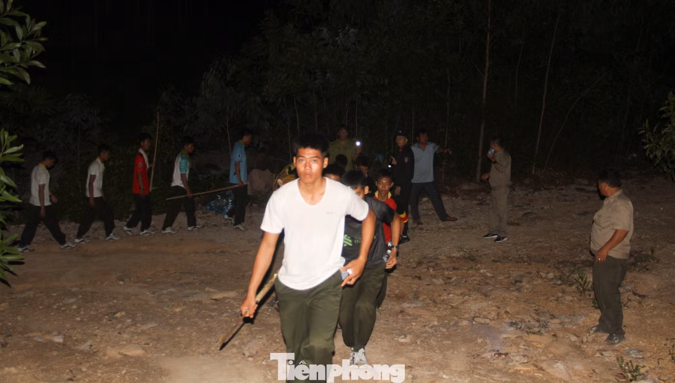 Trung tá Nguyễn Anh Quân - Tiểu đoàn trưởng, Tiểu đoàn 1, Trung đoàn Cảnh sát cơ động Nam Trung Bộ - cho biết, ngay sau tiếp nhận thông tin vụ cháy, với chức năng nhiệm vụ trong việc tham gia cứu nạn, cứu hộ, đơn vị đã huy động khoảng 300 cán bộ, chiến sĩ cùng các phương tiện đến hiện trường dập lửa. Ảnh: Trương Định