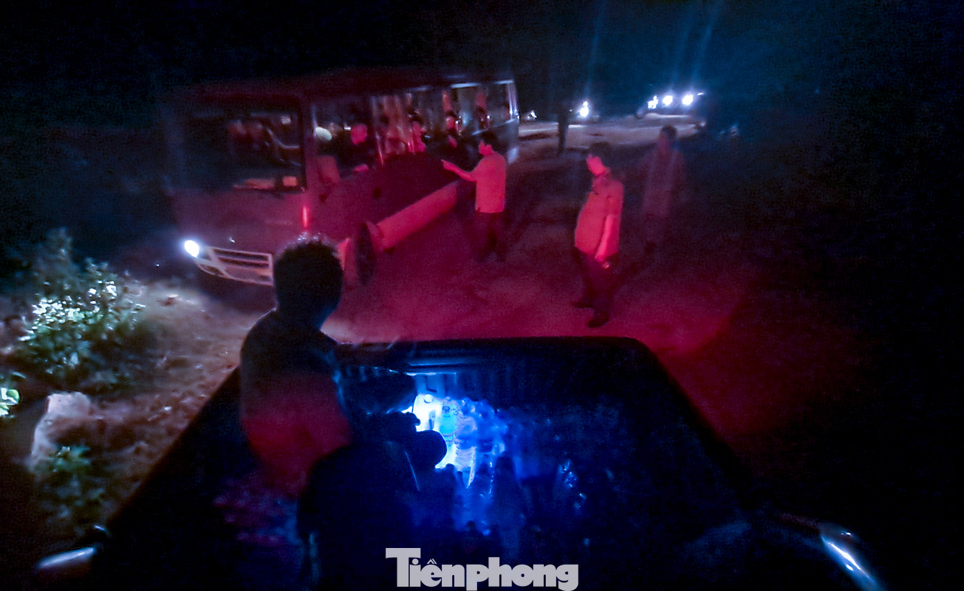 Như vậy tổng số lực lượng của đơn vị này có mặt tại hiện trường khoảng 300 người. Tham gia chữa cháy còn có nhiều lực lượng khác như kiểm lâm, bộ đội, cảnh sát phòng cháy chữa cháy (PCCC) và người dân. Ảnh: Trương Định