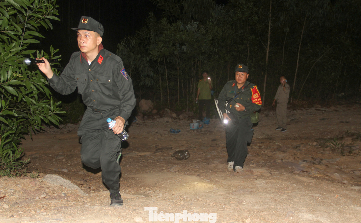 Cán bộ, chiến sĩ Trung đoàn Cảnh sát cơ động Nam Trung Bộ được huy động đến hiện trường trong đêm để hỗ trợ chữa cháy rừng. Ảnh: Trương Định Cán bộ, chiến sĩ Trung đoàn Cảnh sát cơ động Nam Trung Bộ được huy động đến hiện trường trong đêm để hỗ trợ chữa cháy rừng. Ảnh: Trương Định