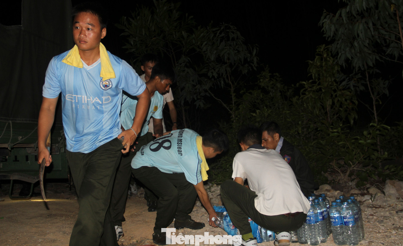 Không khí khẩn trương tại nơi xảy ra vụ cháy rừng. Ảnh: Trương Định