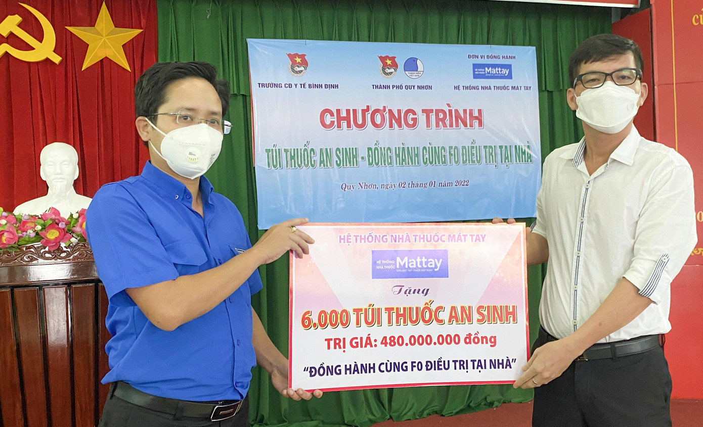 Trao tặng 6.000 túi thuốc an sinh, đồng hành cùng F0 điều trị tại nhà.