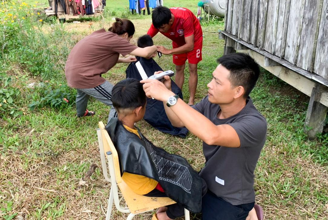 Cắt tóc miễn phí cho các em thiếu nhi ở Làng O2. Cắt tóc miễn phí cho các em thiếu nhi ở Làng O2.