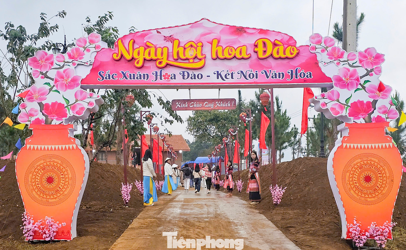 Ngày hội hoa đào với chủ đề “Sắc xuân hoa đào - Kết nối văn hóa”. Ngày hội hoa đào với chủ đề “Sắc xuân hoa đào - Kết nối văn hóa”.