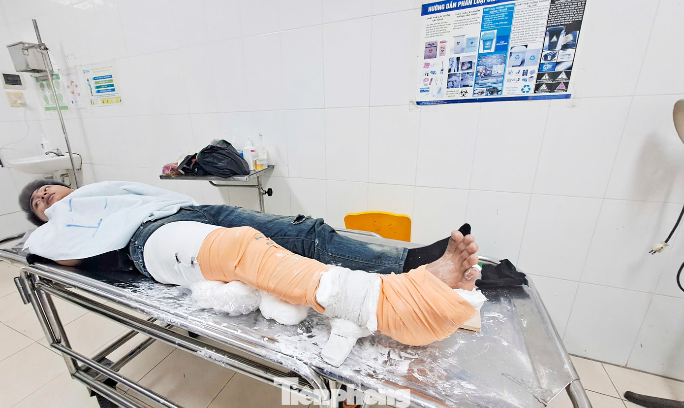 Anh Đỗ Thành Long bị gãy chân sau vụ lật xe. Ảnh: Trương Định Anh Đỗ Thành Long bị gãy chân sau vụ lật xe. Ảnh: Trương Định