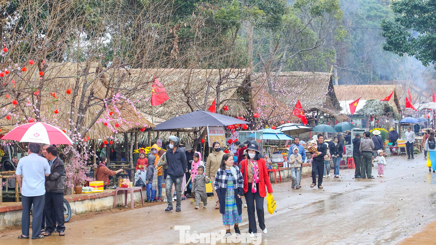 Người người kéo về ngày hội ngắm hoa đào. Người người kéo về ngày hội ngắm hoa đào.