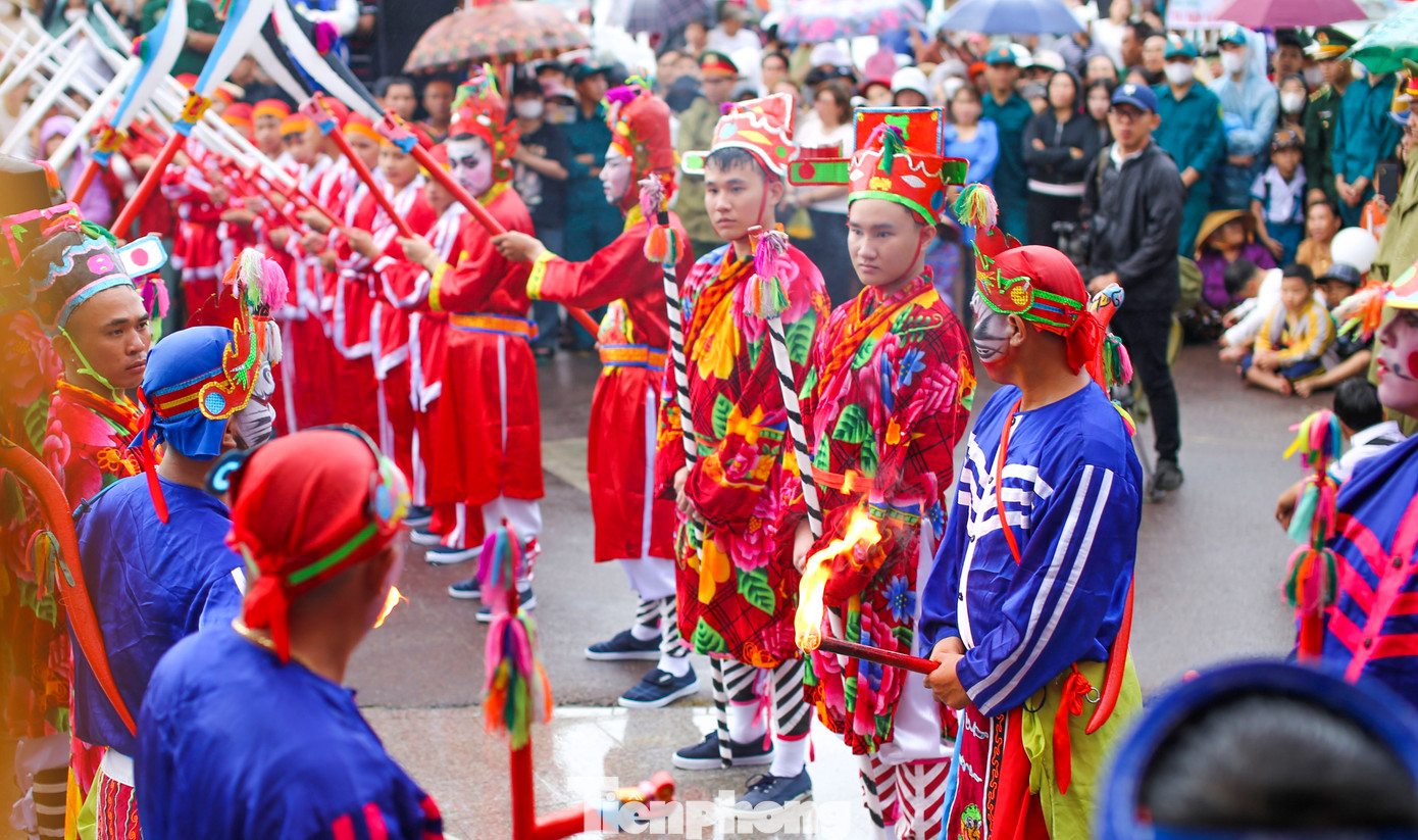 Vào rạng sáng 11/3, tại Lăng Ông diễn ra lễ tế Thần Nam Hải, sau đó lễ hội cầu ngyw được khai mạc. Các ngày tiếp theo diễn ra hoạt động văn hóa, thể dục thể thao, trò chơi dân gian. Ảnh: Trương Định.