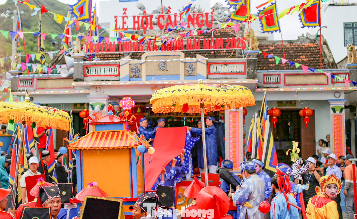 Cuốn dải cầu đỏ rước thần Nam Hải cùng chư vị thần linh nhập tiền điện tại Lăng Ông Nam Hải. Ảnh: Trương Định.