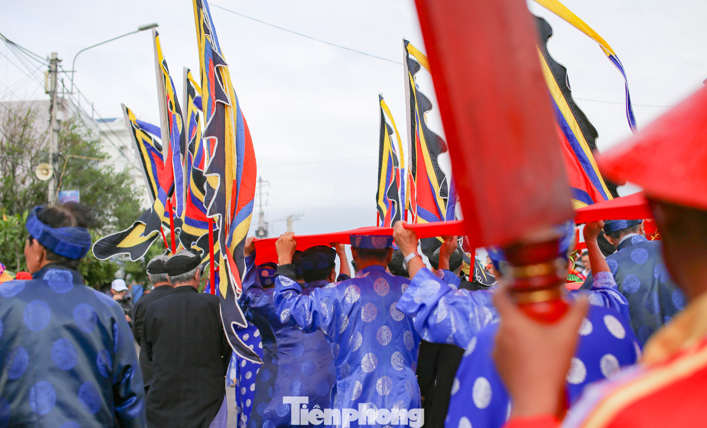 Cuốn dải cầu đỏ rước thần Nam Hải cùng chư vị thần linh nhập tiền điện tại Lăng Ông Nam Hải. Ảnh: Trương Định.