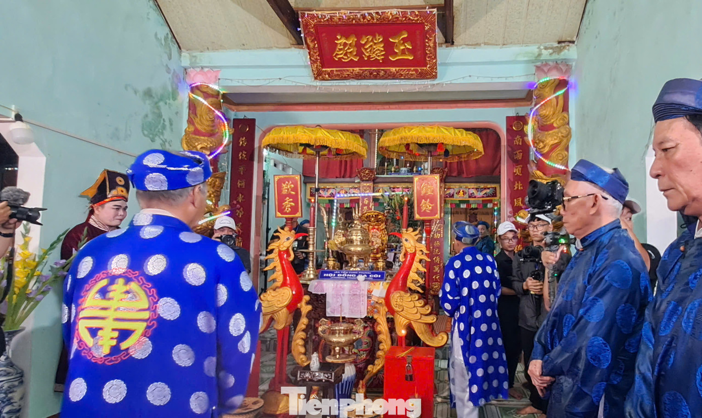 Ông Đỗ Cao Thắng - Chủ tịch UBND xã Nhơn Hải (TP. Quy Nhơn) cho hay địa phương đang lập hồ sơ về lễ hội cầu ngư của xã để trình cấp có thẩm quyền ghi danh vào danh mục Di sản văn hóa phi vật thể quốc gia. Ảnh: Trương Định.