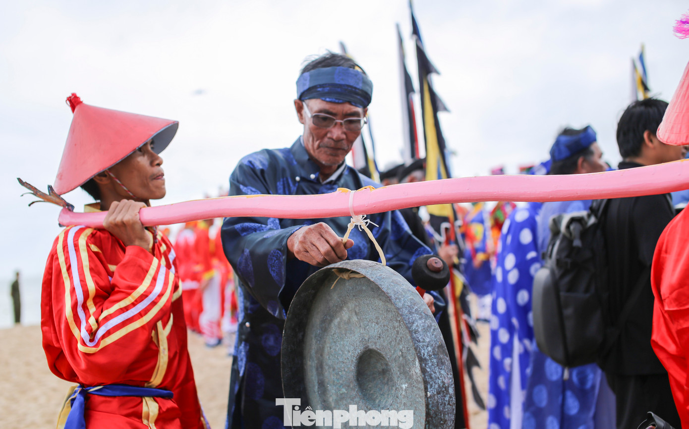 Lễ hội diễn ra từ ngày 10-13/3. Trong đó, vào chiều 10/3, đội nghi lễ tổ chức Nghinh thần Nam Hải nhập điện (có đội gươm hầu thần). Ảnh: Trương Định.