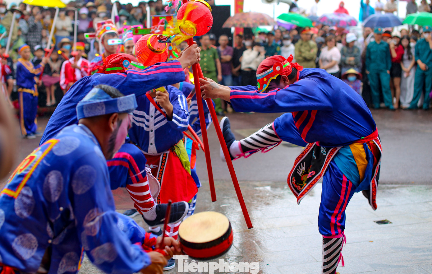 Đội múa gươm hầu thần. Ảnh: Trương Định.