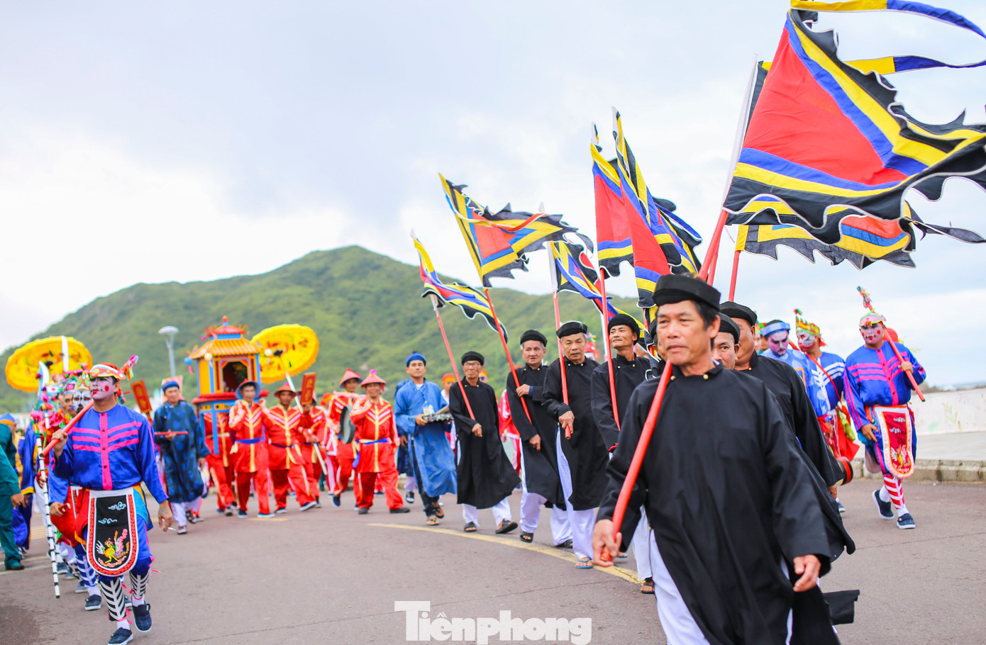Cũng như nhiều vùng biển trong tỉnh Bình Định, lễ hội cầu ngư xã Nhơn Hải là ngày hội lớn của ngư dân, là nét văn hóa tín ngưỡng gắn với tục thờ cúng cá voi (cá Ông, thần Nam Hải, Nam Hải thần ngư). Ảnh: Trương Định.