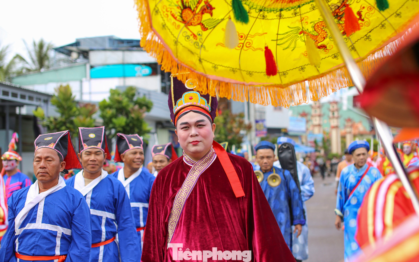 Đội nghi lễ đi Nghinh thần Nam Hải nhập điện. Ảnh: Trương Định.