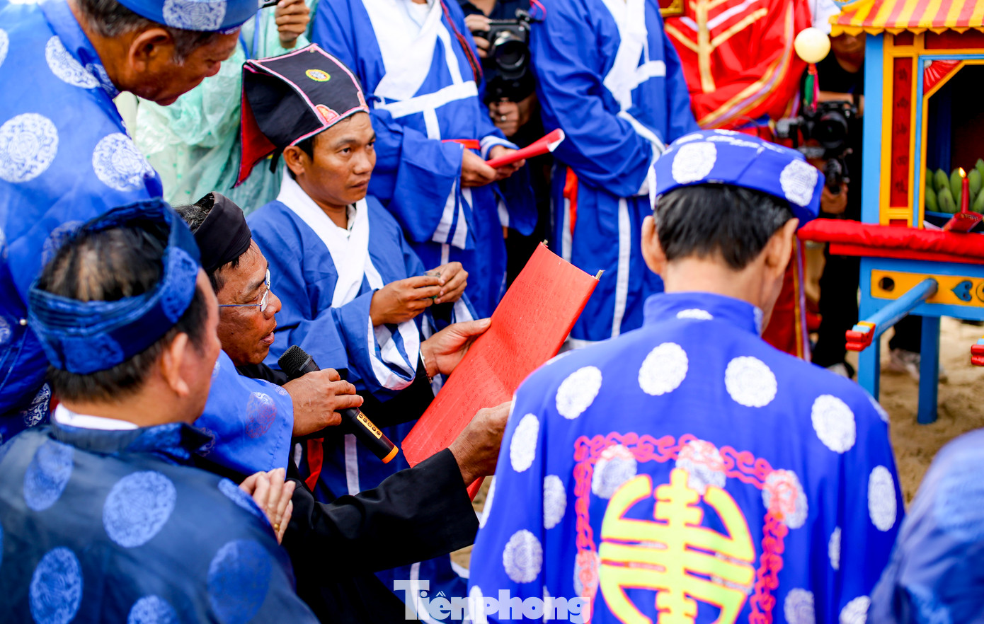 Lễ hội diễn ra từ ngày 10-13/3. Trong đó, vào chiều 10/3, đội nghi lễ tổ chức Nghinh thần Nam Hải nhập điện (có đội gươm hầu thần). Ảnh: Trương Định.
