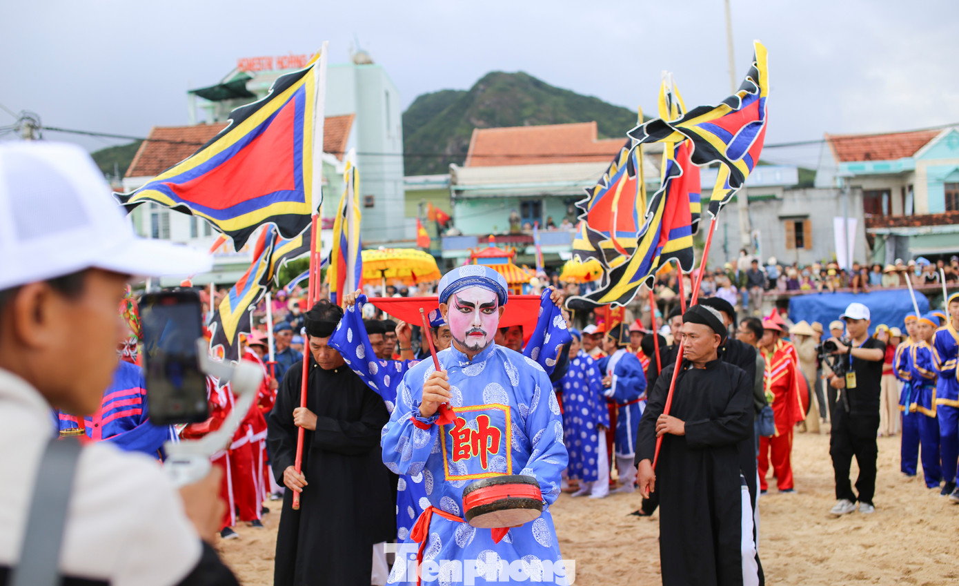 Rất đông người dân, du khách theo dõi lễ hội. Ảnh: Trương Định.