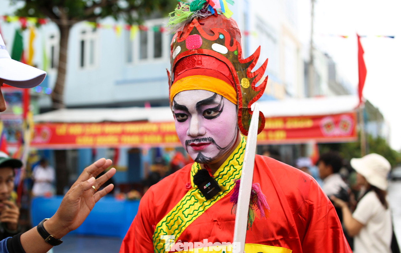 Đội gươm hầu thần. Ảnh: Trương Định.