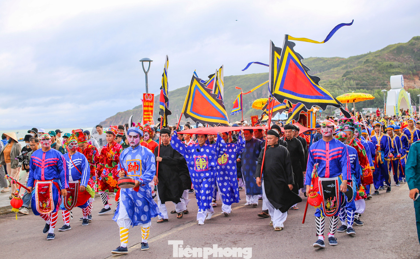 Cuốn dải cầu đỏ rước thần Nam Hải cùng chư vị thần linh nhập tiền điện tại Lăng Ông Nam Hải. Ảnh: Trương Định.
