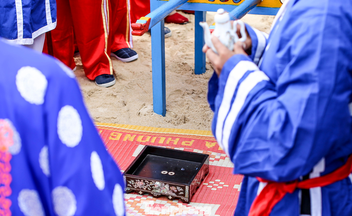 Lễ hội diễn ra từ ngày 10-13/3. Trong đó, vào chiều 10/3, đội nghi lễ tổ chức Nghinh thần Nam Hải nhập điện (có đội gươm hầu thần). Ảnh: Trương Định.