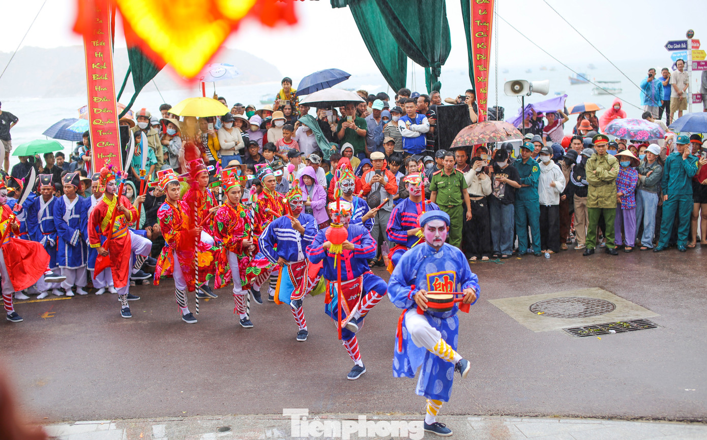 Đội múa gươm hầu thần. Ảnh: Trương Định.