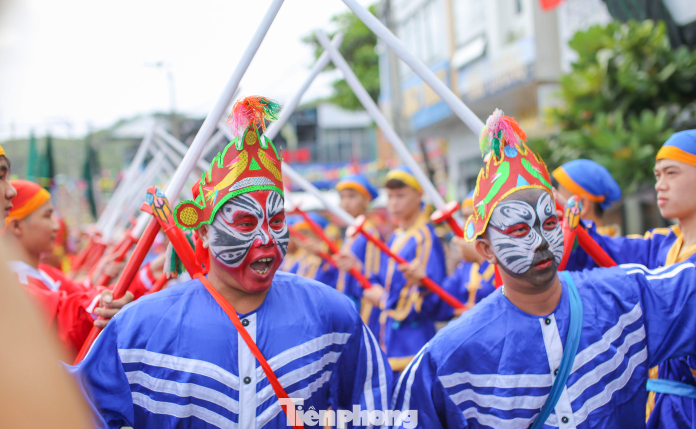 Đội nghi lễ đi Nghinh thần Nam Hải nhập điện. Ảnh: Trương Định.