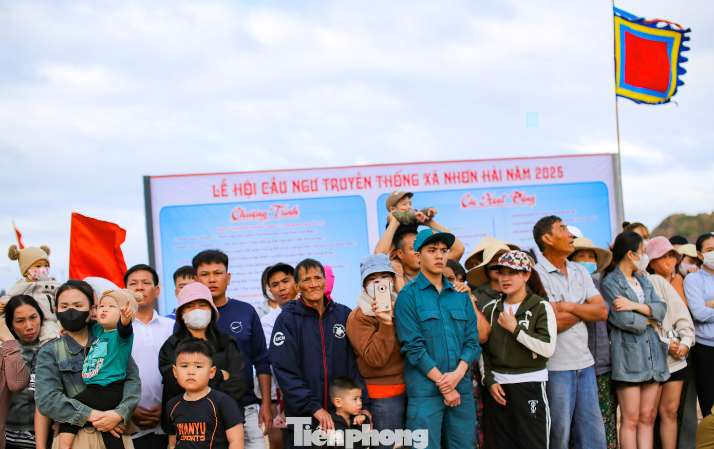 Rất đông người dân, du khách theo dõi lễ hội. Ảnh: Trương Định.