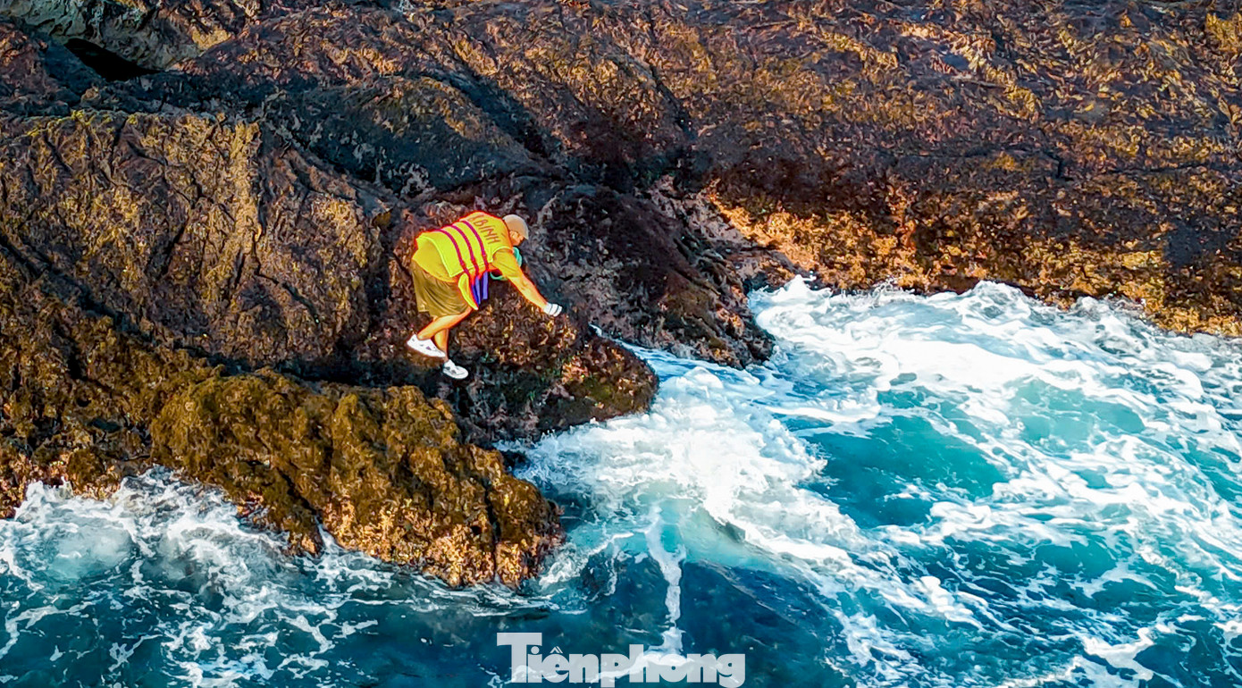 Thay vì chọn những vị trí thuận tiện, bãi đá gần bờ để hái như những người lớn tuổi, phụ nữ, thì các thanh niên trẻ khỏe các làng chài mặc áo phao bơi ra những ghềnh xa bờ, sóng đánh mạnh để hái. Vì theo họ, những chỗ này rong mứt mọc nhiều và chất lượng.