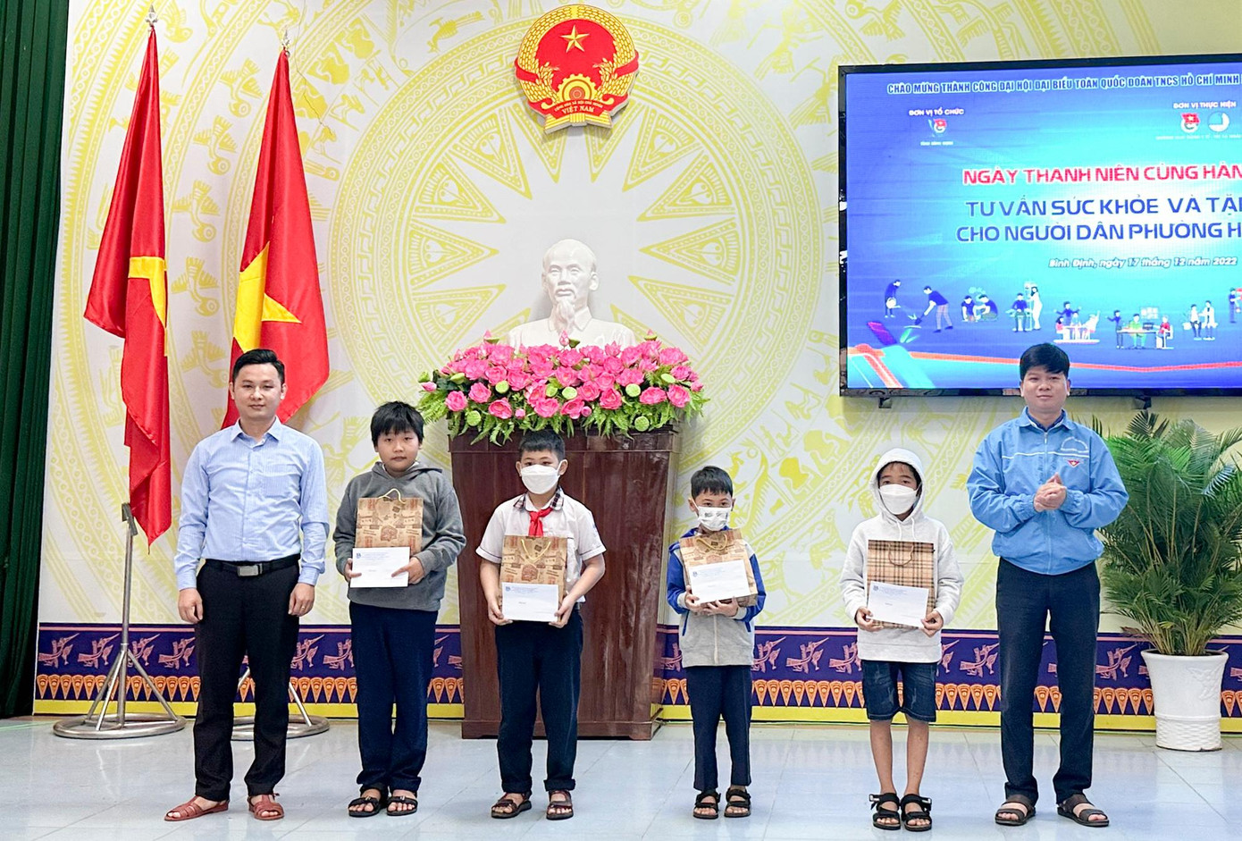 Tặng quà cho các em thiếu nhi. Tặng quà cho các em thiếu nhi.