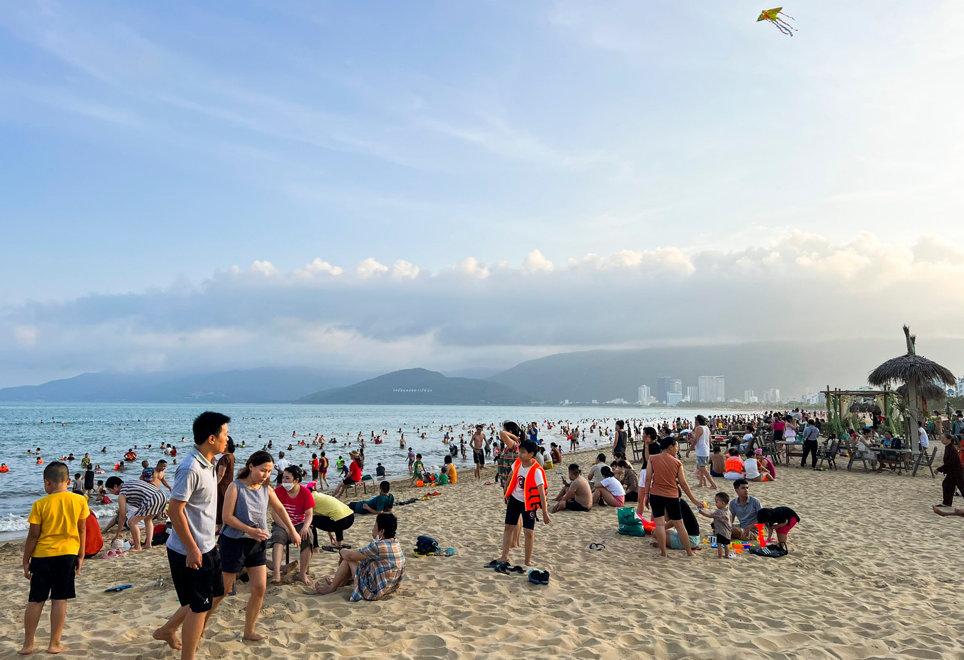 Theo ghi nhận, từ 16h dù nắng nóng nhưng nhiều du khách đã bắt đầu ra bãi cát vui đùa, tắm biển, chơi thể thao. (Ảnh: Nguyễn Ngọc)